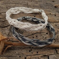 Eski ahşap zemin üzerinde sergilenen 999 Ayar Gümüş Örgü Bileklik