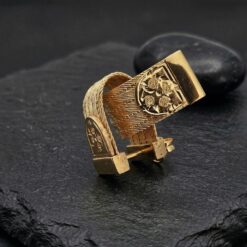 Beş sıra kalem işlemeli altın kaplama küpe