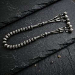 Gümüş Kazaziye Zaza Tesbih - 999 Ayar Eskitme Gri-siyah taş zeminde