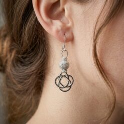 999 ayar gümüş Siyah Beyaz Aşk Düğümü Gümüş Kazaziye Küpe_bayan kulağında görünümü